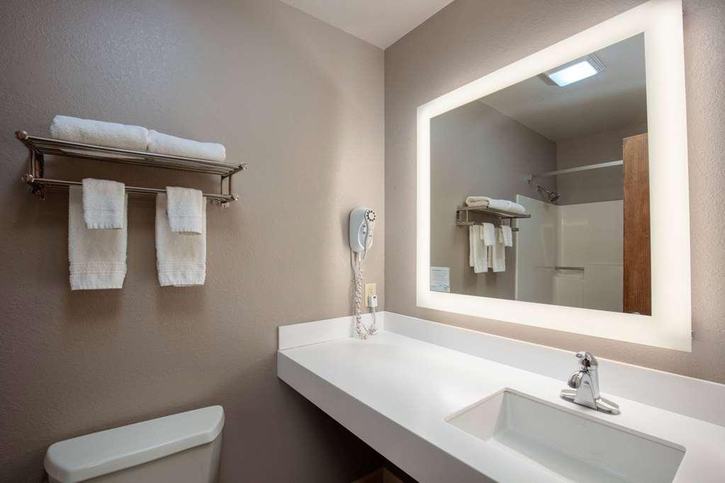 Super 8 By Wyndham St. Regis Hotel Стая снимка