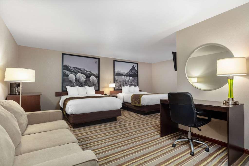 Super 8 By Wyndham St. Regis Hotel Стая снимка